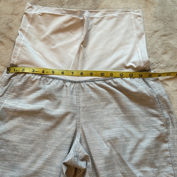 lululemon size 6 crop - Swift material - white and grey - Picture 7 of 12